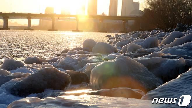 북극한파가 몰아쳐 올 겨울 들어 가장 추운 날씨를 보인 8일 서울 선유도 인근 한강이 꽁꽁 얼어 있다. 이날 서울 영하 18.6도, 인제 향로봉 영하29.1도, 대관령 영하 24.3도, 전북 장수 영하 24.1도 등으로 전국에 강력한 혹한이 닥쳤다. 2021.1.8/뉴스1 © News1 김명섭 기자