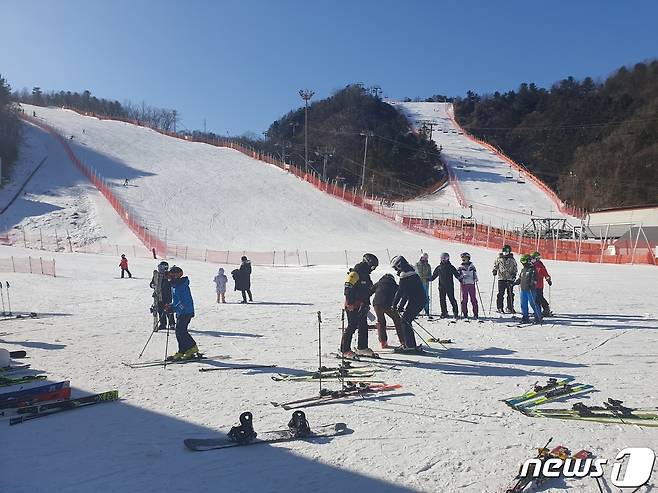 정부의 스키장 영업제한 완화 이후 첫 주말을 맞은 9일 오후 강원 춘천 남산면의 한 A스키장은 이용객들의 발길이 끊겨 한산한 모습을 보였다.© 뉴스1