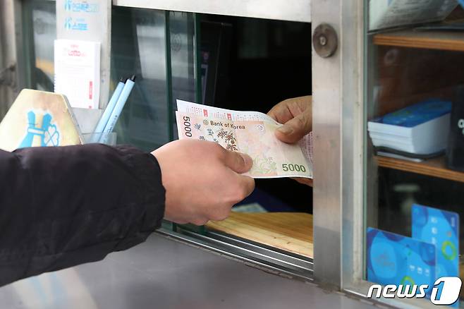 2020년 2월 대구 동구 동대구역 복합환승센터 앞 토큰판매소에서 한 시민이 로또를 구입하고 있다. 2020.2.29/뉴스1 © News1 공정식 기자