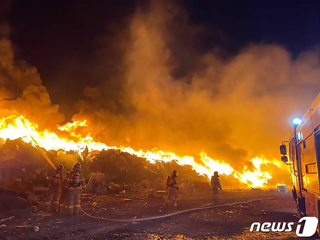 9일오후 8시7분 쯤 경북 포항시 남구 호동 쓰레기매립장에서 원인을 알 수 없는 불이 났다. 신고를 받은 소방당국은 남북부소방서 장비 25대와 100여명을 투입 방화선을 구축해 진화작업을 벌이고 있다.(독자제공)2021.1.9/뉴스1 © News1 최창호 기자