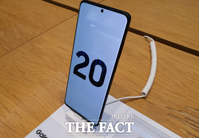 '갤럭시S21' 출고가는 전작 '갤럭시S20'(사진)보다 25만 원가량 저렴할 전망이다. /이성락 기자