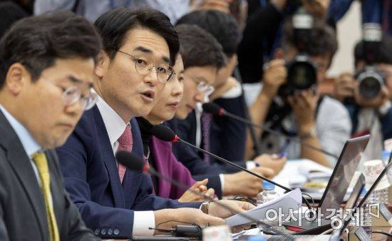 박용진 더불어민주당 의원이 2018년 10월29일 국회에서 열린 교육위원회의에 교육부 등에 대한 종합 국정감사에서 이덕선 한유총 비대위원장에게 질의 하고 있다./윤동주 기자 doso7@