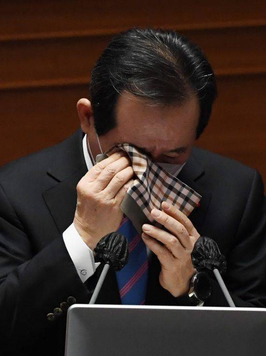 정세균 국무총리가 8일 서울 여의도 국회 본회의장에서 열린 코로나19로 인한 방역실태, 백신 수급 상황 및 접종 시기에 대한 긴급현안질문에서 피해를 본 소상공인자영업자 대한 발언 중 눈시울을 붉히고 있다. [이미지출처=연합뉴스]