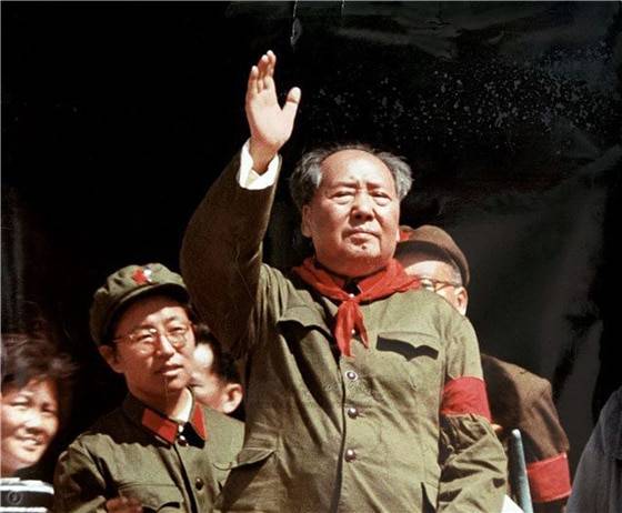 <홍위병 집회에서 접견식을 갖는 마오쩌둥, 1966년 10월 추정/ 공공부분>