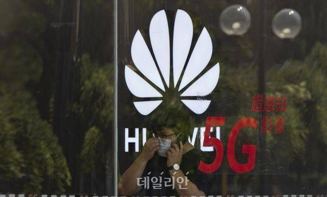 중국 베이징의 한 화웨이 매장에서 마스크를 착용한 직원이 통화를 하는 모습(자료사진) ⓒ뉴시스