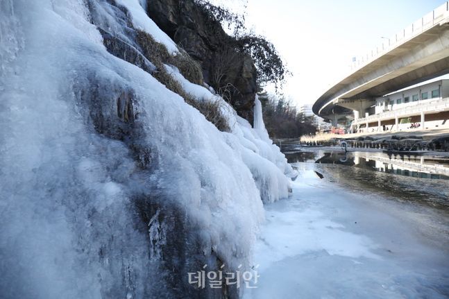 서울 서대문구 홍제천 인공폭포가 꽁꽁 얼어 있다.ⓒ데일리안 류영주 기자