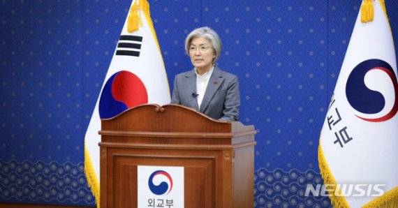 [서울=뉴시스] 박민석 기자 = 강경화 외교부 장관이 4일 신년인사회에서 인사말을 하고 있다. /사진=뉴시스