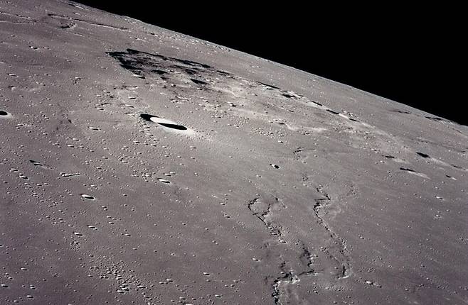 창어 5호가 표본을 수집한 달 북서쪽 `폭풍의 언덕\