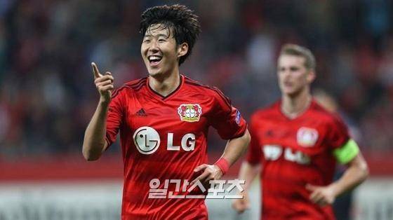 레버쿠젠 시절의 손흥민. 독일 축구 팬들은바이엘 레버쿠젠을 전통과 열성적인 팬이 부족한 데다, 부유한 제약회사 ‘바이엘’ 덕분에 존재한다고 생각해 ‘플라스틱 클럽’이라 깎아내리기도 한다.