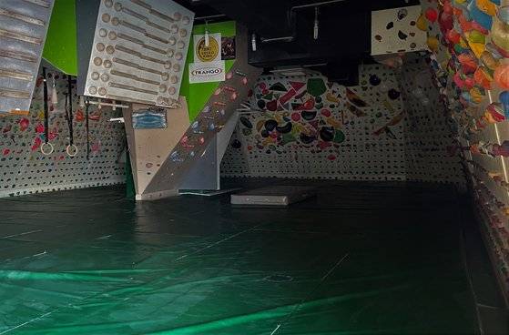 지난 1월 8일부터 모든 실내체육시설에서 어린이와 학생에 한해 9인 이하의 집합이 가능해졌지만 주 이용자가 성인이라 하나마나한 조치라는 지적이다. 사진은 거리두기 2.5단계가 시행된 지난해 12월 8일부터 한 달째 비어있는 경기도의 한 실내암장. 김홍준 기자