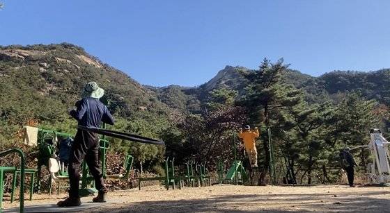 북한산의 한 '산스장(산속 헬스장)'에서 이용자들이 운동을 하고 있다. 북한산에는 오래된 산스장이 많다. 김홍준 기자