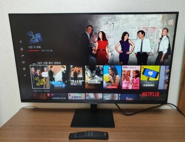 삼성 스마트 모니터 'M7'. 본체가 없이도 다양한 OTT 시청과 인터넷 이용, IT 기기와 연결을 활용할 수 있다. 사진은 넷플릭스를 켜놓은 상태/사진=배성수 한경닷컴 기자