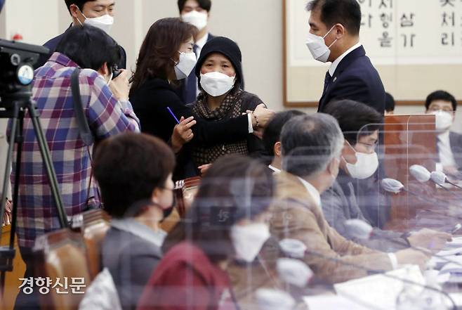 고 김용균 씨 어머니 김미숙 씨가 8일 국회에서 열린 법제사법위원회 전체회의 참관 중 중대재해법 관련 발언을 시도하자 국회 직원들에게 제지 당하며 회의장 밖으로 나가고 있습니다. 이날 법사위는 5인 미만 사업장이 대상에서 빠진 중대재해에 대한 기업 및 책임자 처벌 등에 관한 법률안이 통과되었습니다. 정의당은 중대재해기업처벌법 제정과 관련, 국회에서 5인 미만 사업장을 적용 대상에서 제외한 것에 대해 철회를 촉구했습니다. 국회사진기자단