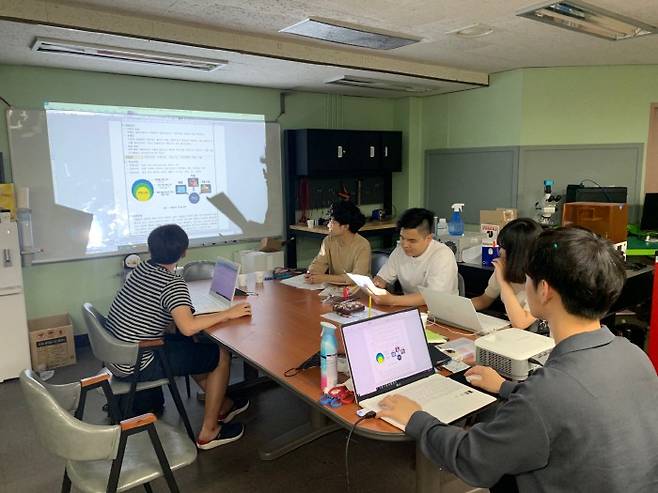 경남대 창업동아리 `귀썰미`가 스마트 체온계 개발 아이디어 회의를 하고 있다. [사진 제공 = 귀썰미]