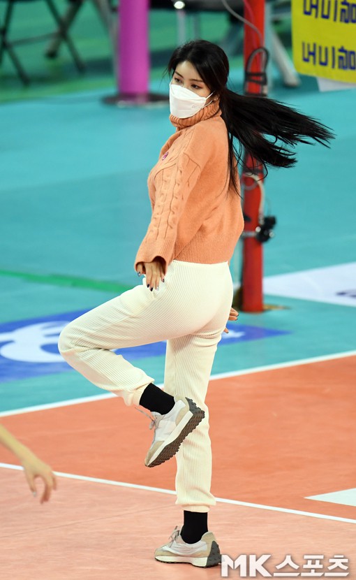 간편한 복장으로 연습에 열중하고 있는 김연정.