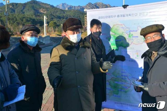 (평양 노동신문=뉴스1) = 김덕훈 북한 내각총리가 금강산 관광지구의 개발사업을 현지에서 점검했다고 노동당 기관지 노동신문은 20일 전했다. 김 내각총리는 고성항 해안관광지구, 해금강 해안공원지구, 체육문화지구 등을 돌아보며 '명승지들을 개발해 인민 문화 정서적 요구를 최상의 수준에서 충족시킬 것'을 강조했다.   [국내에서만 사용가능. 재배포 금지. DB 금지. For Use Only in the Republic of Korea. Redistribution Prohibited]  rodongphoto@news1.kr