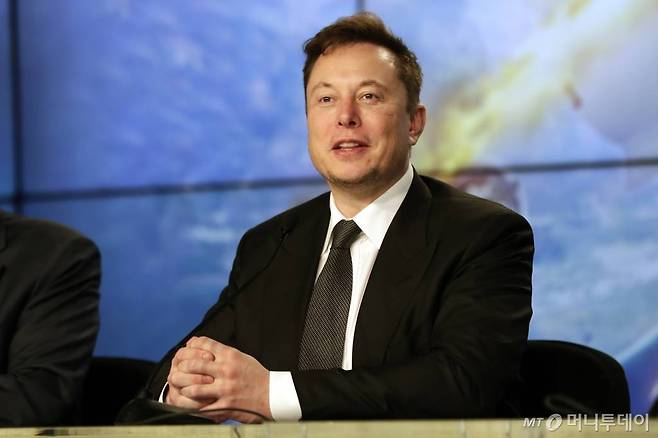 Elon Musk founder, CEO, and chief engineer/designer of SpaceX speaks during a news conference after a Falcon 9 SpaceX rocket test flight to demonstrate the capsule's emergency escape system at the Kennedy Space Center in Cape Canaveral, Fla., Sunday, Jan. 19, 2020. (AP Photo/John Raoux) / 사진제공=AP 뉴시스