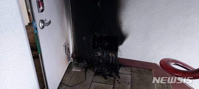 9일 오후 3시30분쯤 충북 청주시 흥덕구 한 아파트 복도에서 드라이기를 이용해 계량기를 녹이던 중 드라이기가 폭발했다. / 사진제공=뉴시스