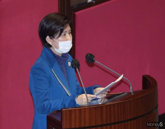 백혜련 더불어민주당 의원이 8일 오후 서울 여의도 국회에서 열린 제383회 국회(임시회) 제2차 본회의에서 중대재해 처벌 등에 관한 법률안(대안)에 대한 제안설명을 하고 있다. /사진=장동규 기자