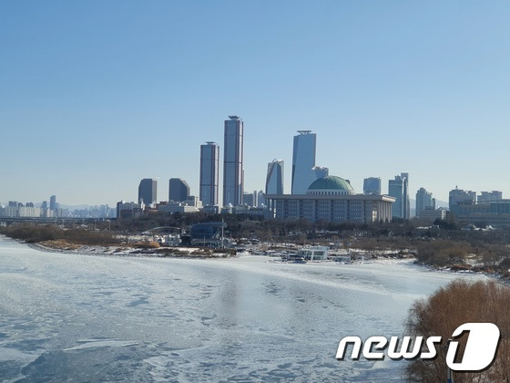 일요일인 10일에도 영하권의 맹추위는 계속 되겠다. 사진은 지난 8일 한강이 얼어붙은 모습. /사진=뉴스1