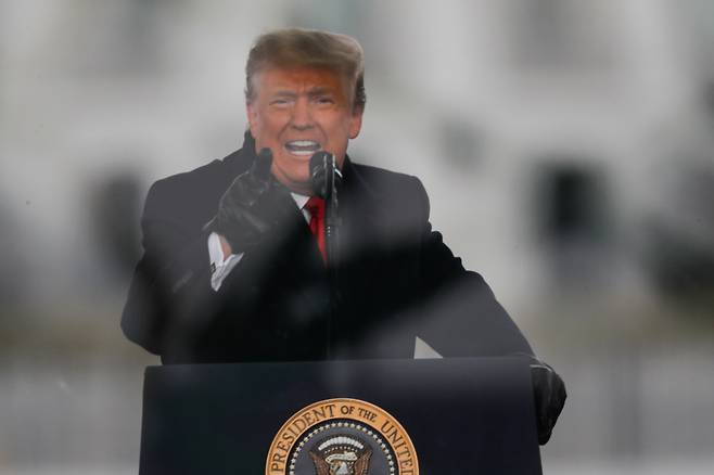 도널드 트럼프 미국 대통령이 6일(현지시간) 수도 워싱턴에서 열린 2020년 대선 결과 인증 반대 집회에 참석해 연설하고 있다.[연합]