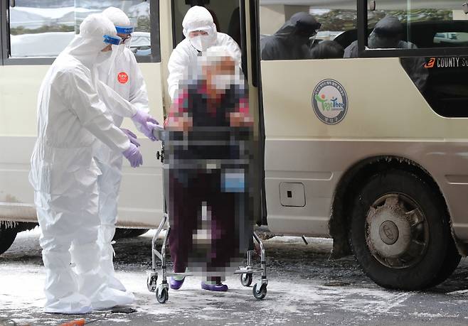 8일 오후 광주 북구 헤아림요양병원으로 집단감염이 발생한 효정요양병원의 비확진 환자들이 이송되고 있다. 코로나19에 확진됐거나, 집단감염 발생 병원에서 장기간 격리 중인 요양환자 대부분이 고령에 거동이 불편해 맞춤형 대응이 필요하다. 이에 광주시는 요양병원 환자 코로나19 전담 병원으로 지정된 헤아림요양병원으로 기존 요양시설 확진자와 비 확진자를 이송하기로 했다. [연합]