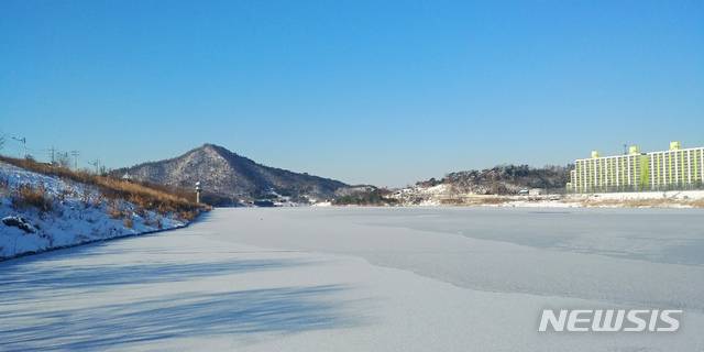 [나주=뉴시스]이창우 기자= 8일 전남 나주 지역에 북극발 최강 한파가 내습한 가운데 영산강 중류 구간  물줄기 전체가 올 겨울들어 처음으로 꽁꽁 얼어붙었다. 2021.01.08. lcw@newsis.com