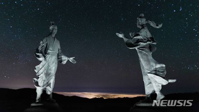 [포항=뉴시스] 강진구 기자 = 경북 포항시는 2021년 새해를 맞아 포항시민들에게 힘과 용기를 주기 위해 희망찬 포항의 미래를 노래하는 ‘빛으로 불꽃으로’ 음원을 제작했다고 9일 밝혔다.사진은 ’빛으로 불꽃으로‘ 메이킹 영상 캡처 화면 연오랑세오녀.(사진=포항시 제공) 2021.01.09.photo@newsis.com