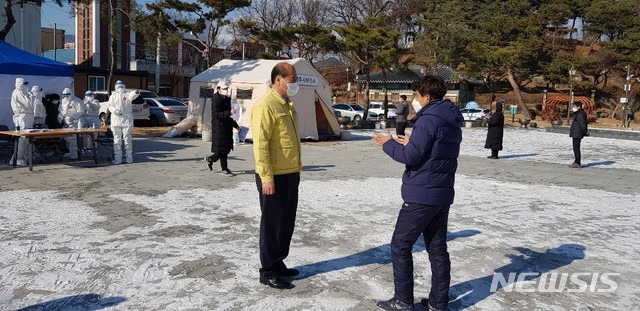 왕산역사공원 선별진료소 찾은 강영석 상주시장 (사진=상주시 제공)