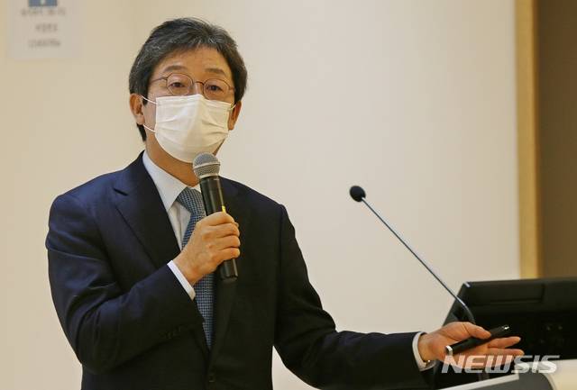 [괴산=뉴시스]강신욱 기자 = 유승민 국민의 힘 전 의원이 18일 오후 충북 괴산군 칠성면 괴산자연드림파크 세이프넷홀에서 괴산아이쿱소비자생활협동조합 주최·주관으로 열린 1회 명사초청 특강에서 '우리 경제의 미래와 사회적 경제의 역할'을 주제로 강연하고 있다. 2020.11.18. ksw64@newsis.com