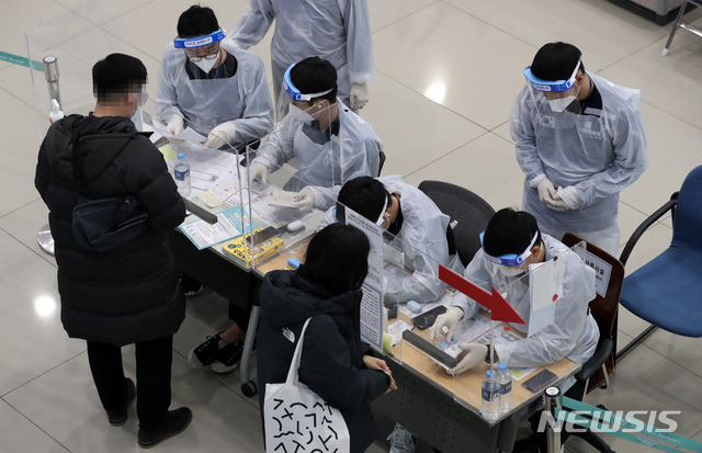 [인천공항=뉴시스]이영환 기자 = 해외 입국 외국인들에 대한 신종 코로나바이러스 감염증(코로나19) PCR(중합효소 연쇄반응, 유전자 증폭) 음성 확인서를 제출이 의무화된 8일 오전 인천국제공항 제1여객터미널에서 육군 검역지원단 대원들이 입국 승객들을 안내하고 있다. 한편 영국과 남아공 입국자는 내국인도 PCR 음성 확인서를 제출해야 하며 7일 기준 국내 영국·남아공 코로나19 변이는 각각 14건과 1건으로 총 15건이 확인됐다. 2021.01.08. 20hwan@newsis.com