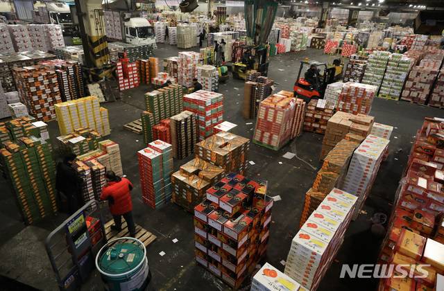 [서울=뉴시스]이윤청 수습기자 = 설날이 1주 앞으로 다가온 29일 오전 서울 송파구 가락농수산물종합도매시장이 설 제수용품으로 가득 차 있다. 2019.01.29. radiohead@newsis.com