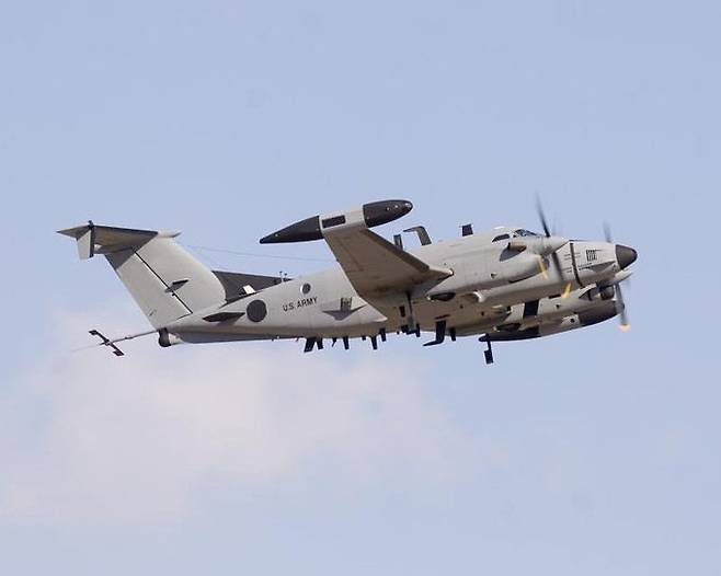 미 육군 RC-12X 정찰기가 비행을 하고 있다. 미 육군 제공