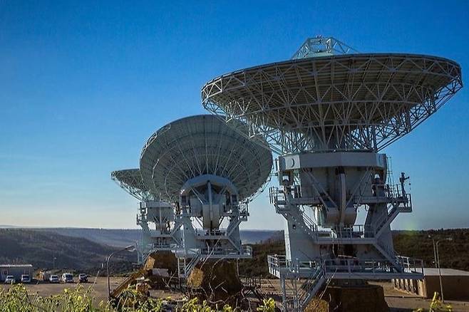 미군이 운용하는 신호정보 수집용 안테나들이 하늘을 향해 서 있다. 세계일보 자료사진