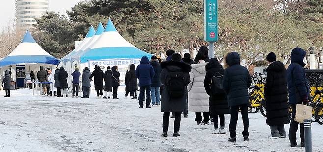 9일 서울 올림픽공원에 설치된 송파구 임시선별진료소에 코로나19 검사자들로 붐비고 있다. 뉴스1