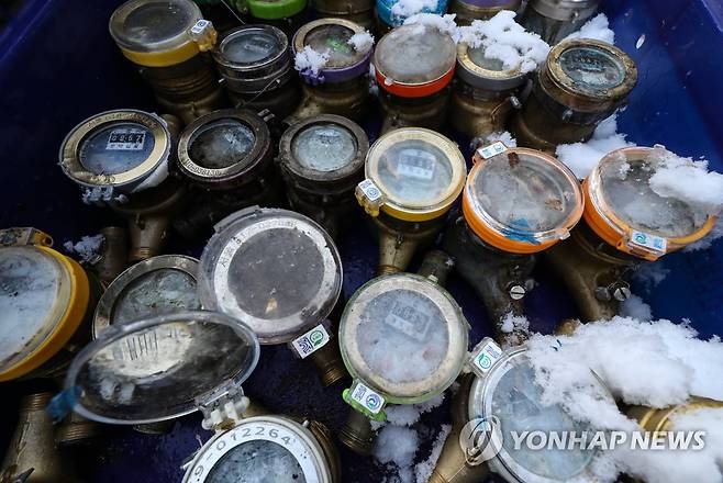 서울시 '북극 한파'에 '동파 심각' 단계 발령 (서울=연합뉴스) 류효림 기자 = 서울시가 지난 6일 '북극 한파'에 대비해 7일부터 수도계량기 '동파 심각' 단계를 발령한다고 발표했다. 7일 오전 서울 종로구 효자가압장에 동파된 수도계량기들이 쌓여 있다. 2021.1.7 ryousanta@yna.co.kr