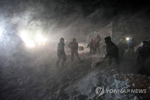 눈사태 실종자 수색 중인 러시아 구조대원 [AFP=연합뉴스]