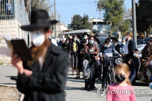 지난 7일(현지시간) 예루살렘에서 신종 코로나바이러스 감염증(코로나19) 백신을 맞으려고 줄을 선 이스라엘인들.[EPA=연합뉴스 자료사진]