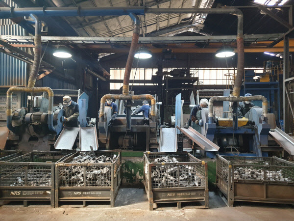 인천 경인주물공단 소재 한 공장에서 근로자들이 작업을 하고 있다. (사진=이데일리DB)
