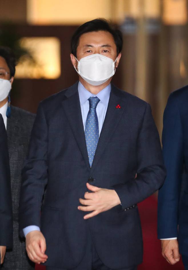 부산시장 보궐선거 여권후보로 거론되고 있는 김영춘 국회 사무총장이 지난달 28일 오후 국회에서 열리는 퇴임식에 참석하고 있다.(사진=연합뉴스)