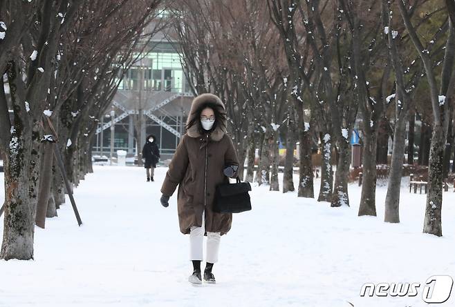 전국적으로 영하의 추운날씨를 보인 7일 오전 대전 서구 일원에서 시민들이 출근길을 재촉하고 있다. 2021.1.7/뉴스1 © News1 김기태 기자