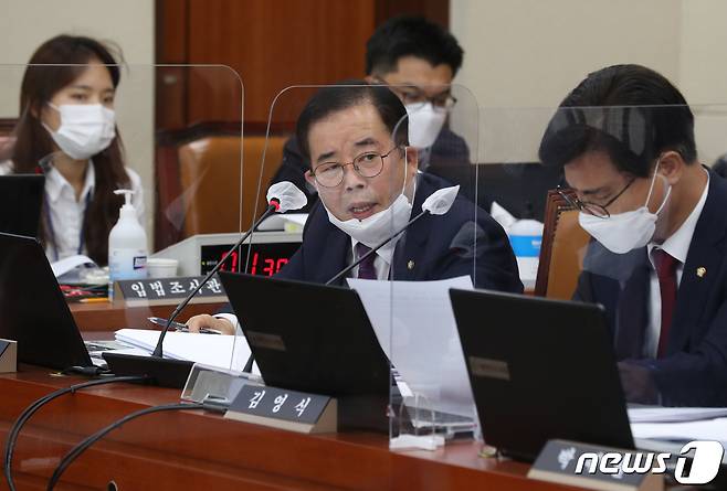 박성중 의원(국민의힘)은 지난해 12월 "국민은 코로나 고통으로 절규하는데 방통위의 재허가 기준 점수에 미달한 KBS가 수신료를 인상하겠다고 한다"고 비판했다. 2020.10.12/뉴스1 © News1 박세연 기자