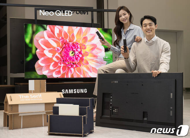 삼성전자 모델이 수원 삼성 디지털시티에서 2021년 신제품 Neo QLED TV와 새롭게 적용된 솔라셀 리모컨, 에코 패키지를 소개하고 있다.(삼성전자 제공) © 뉴스1