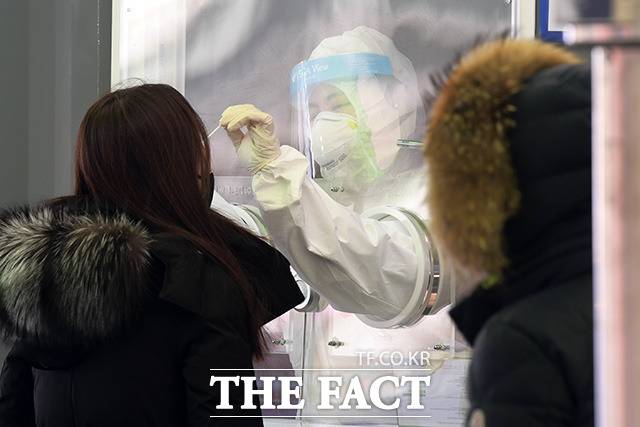 교육부는 2021학년도 초·중등 교원 2차 임용시험에 신종 코로나바이러스 감염증(코로나19) 확진자도 응시할 수 있도록 지침을 변경했다고 10일 밝혔다. /남용희 기자