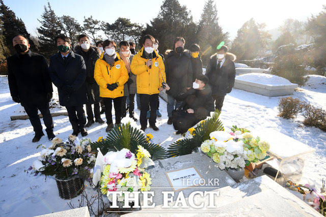 정의당 지도부는 10일 오전 경기도 남양주 모란공원에 위치한 고 노회찬 전 의원의 묘역을 찾아 지난 8일 본회의를 통과한 중대재해법안을 전했다. /남양주=남윤호 기자