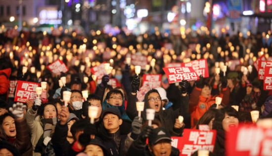 지난 2016년 11월 서울 광화문 광장에 박근혜 당시 대통령 탄핵 집회에 모인 시민들이 촛불을 들고 탄핵을 외치고 있다. [이미지출처=연합뉴스]