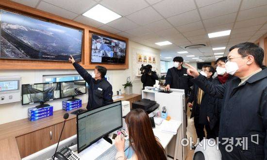 박남춘 인천시장이 지난 8일 충북 청주의 친환경 매립장을 방문해 관계자로부터 시설 현황 등에 대한 설명을 듣고 있다. 2021.1.8 [사진 제공=인천시]

친환경 매립시설인 청주시 이에이스지(ESG)청주에서 관계자에게 시설 현황 등에 대한 설명을 듣고 있다.