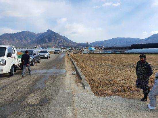 거창군 가조면 동례리 육용오리 농가 입구