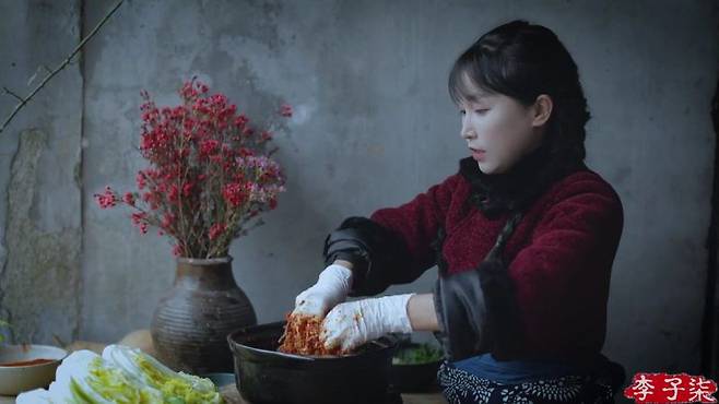 배추를 버무리고 있는 중국 유튜버 리즈치/유튜브 캡처