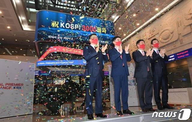 정일문 한국투자증권 대표이사(왼쪽부터)와 손병두 한국거래소 이사장, 나재철 금융투자협회장, 박현철 부국증권 대표이사가 7일 오후 서울 여의도 한국거래소 로비에서 코스피 3000 돌파를 축하하는 세리머니를 하고 있다. 2021.1.7/뉴스1 © News1